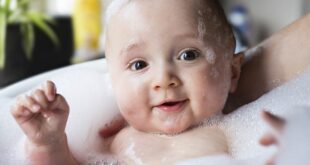 فائدة الإستحمام للطفل الرضيع